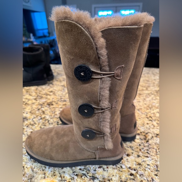 Ugg boots- size 9 - Picture 3 of 5